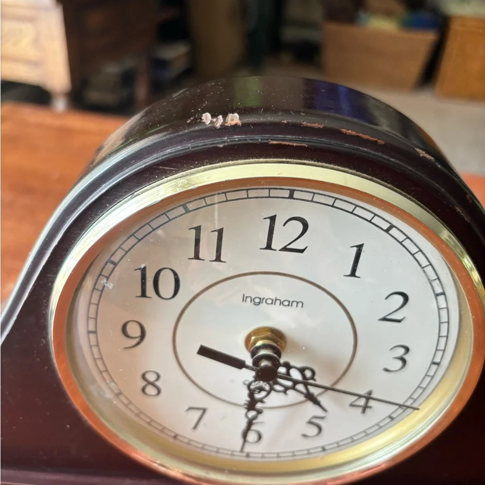 Vintage Ingraham Quartz Mantel Clock with Mahogany Finish. TESTED